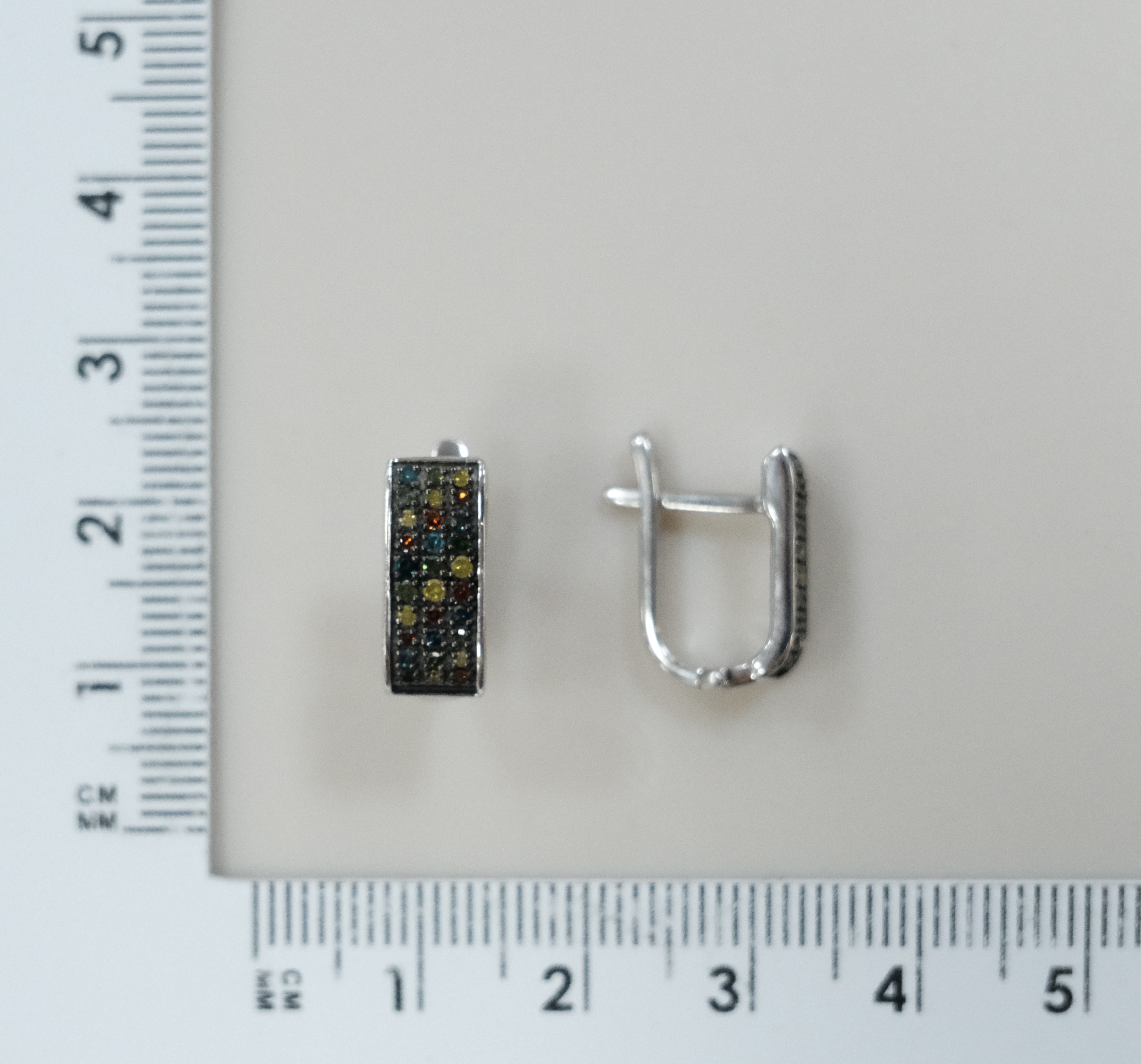 Серебряные серьги с цветными бриллиантами